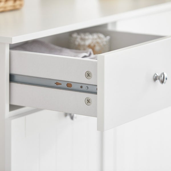 Detailaufnahme eines weißen Badezimmerschranks mit offener Schublade