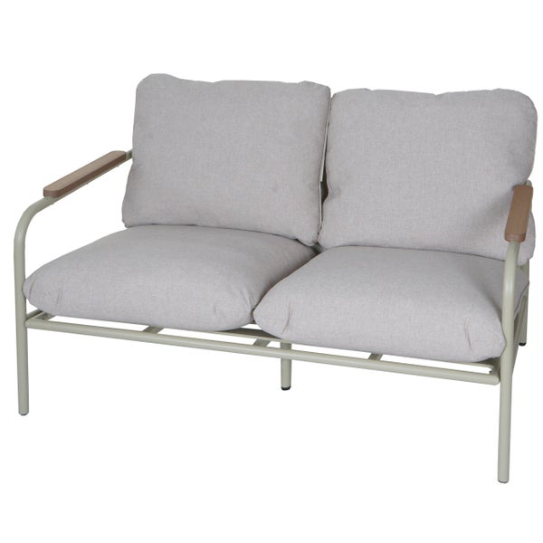 2-Sitzer Gartensofa mit Metallgestell, Armlehnen aus Holz und grauen Polstern.