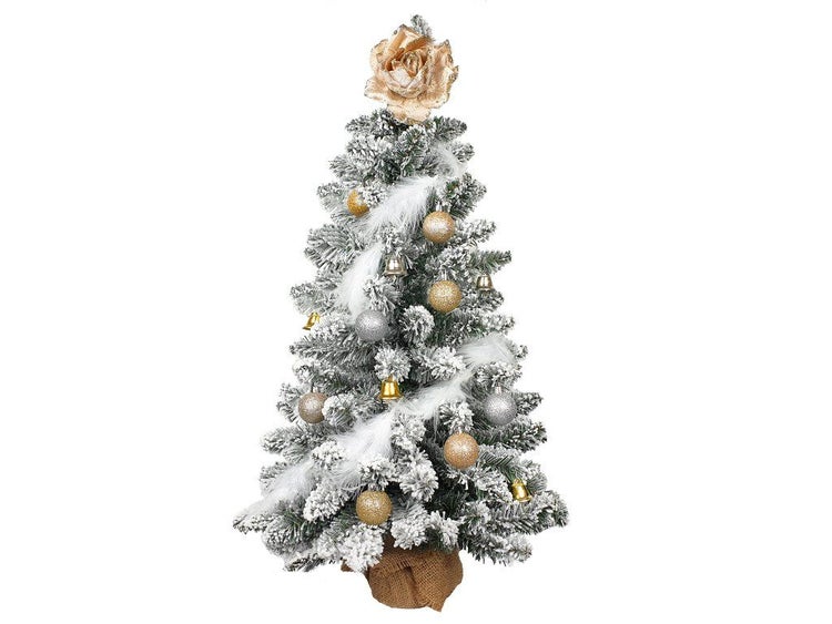 Künstlicher Weihnachtsbaum, beschneit, mit Kugeln, Glocken und Rosen-Spitze, steht in einem Jutesack.