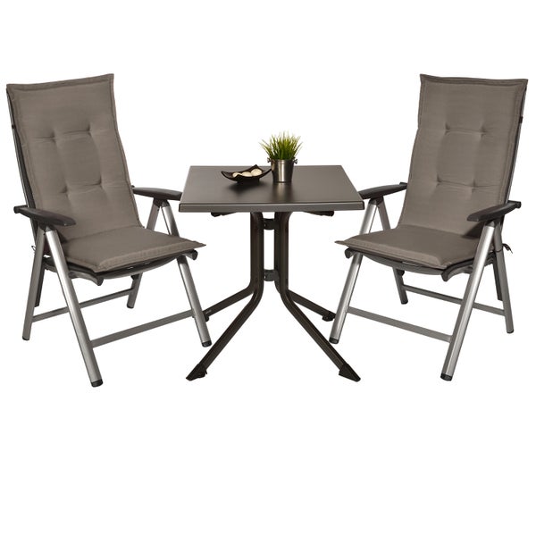 Gartenmöbel-Set aus zwei verstellbaren Klappsesseln mit Auflagen und einem quadratischen Gartentisch.
