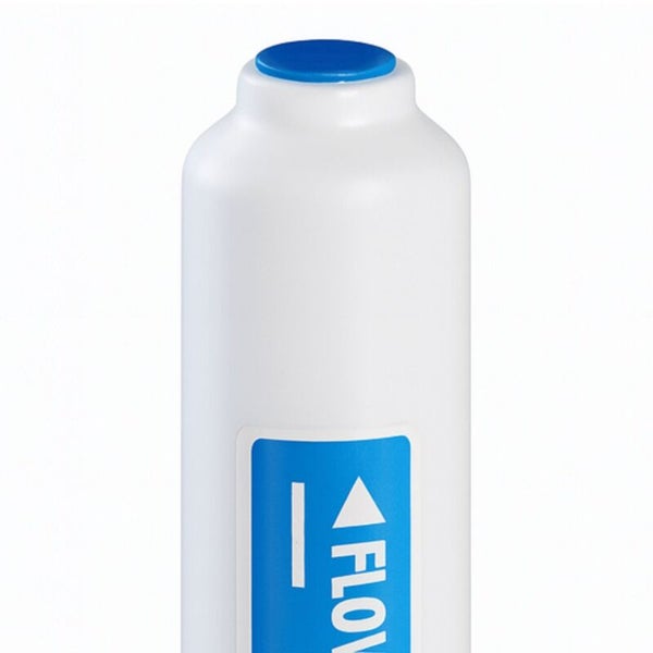 Weiße zylindrische Filterkartusche mit blauem Deckel und Etikett zur Durchflussrichtung.