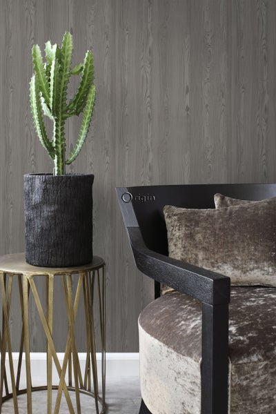 Szene mit Kaktus im Topf auf einem Beistelltisch und einem Sessel