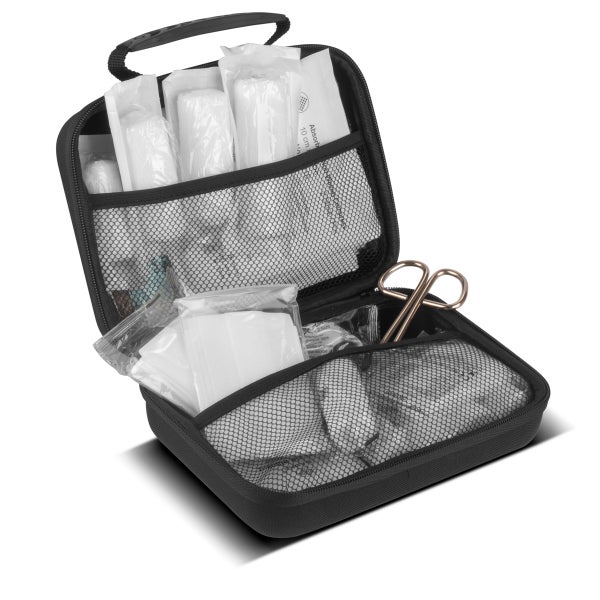 Geöffnete Erste Hilfe Tasche mit Verbandsmaterial und Schere.