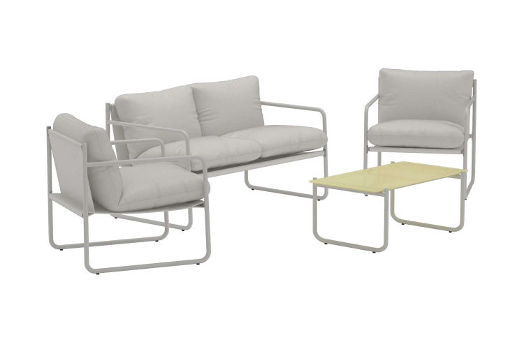 Garten-Lounge-Set bestehend aus einem Sofa, zwei Sesseln und einem Tisch mit gelber Tischplatte.