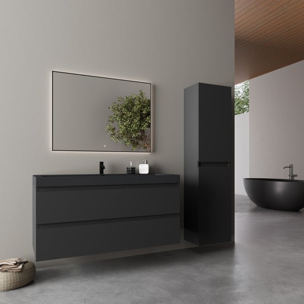 Modernes Badezimmer mit hängendem Waschtisch, Spiegel mit Beleuchtung und hohem Schrank in minimalistischem Design.