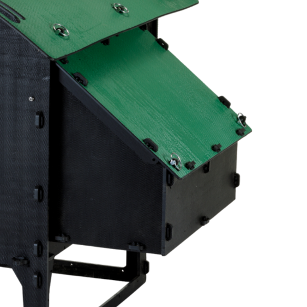 Nahaufnahme eines Hühnerstalls aus Kunststoff mit grünem Dach und schwarzem Korpus.