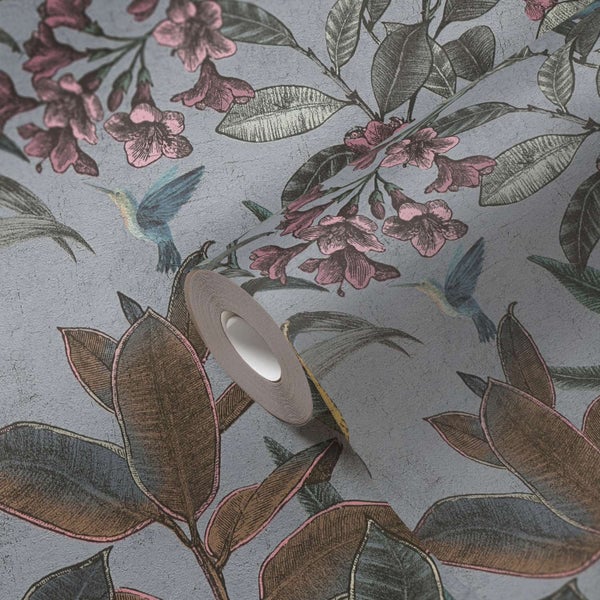 Tapete mit Blumen und Kolibri Motiv auf strukturiertem Untergrund auf der Rolle