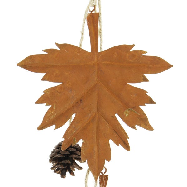 Dekorative Rost-Metall-Blatt-Hängeornament mit Tannenzapfen für saisonale Dekorationen
