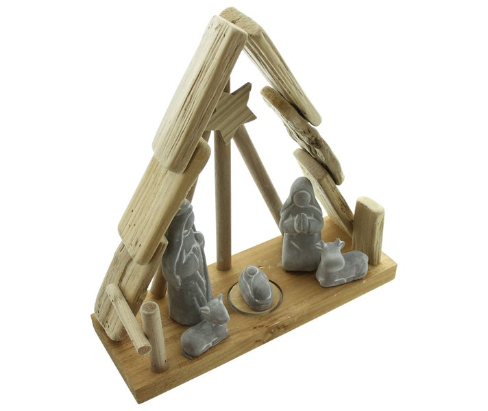 Krippe aus Holz mit Figuren