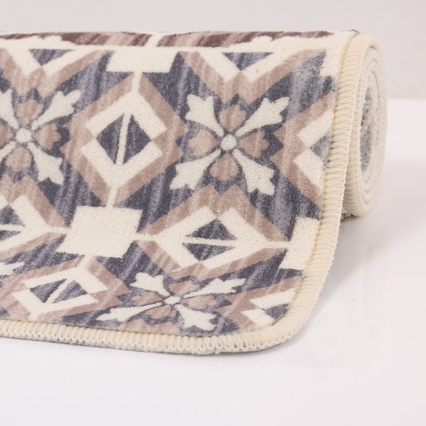 Teilweise aufgerollter Teppichläufer in Beige und Grau mit geometrischem Ornament-Muster und geketteltem Rand.