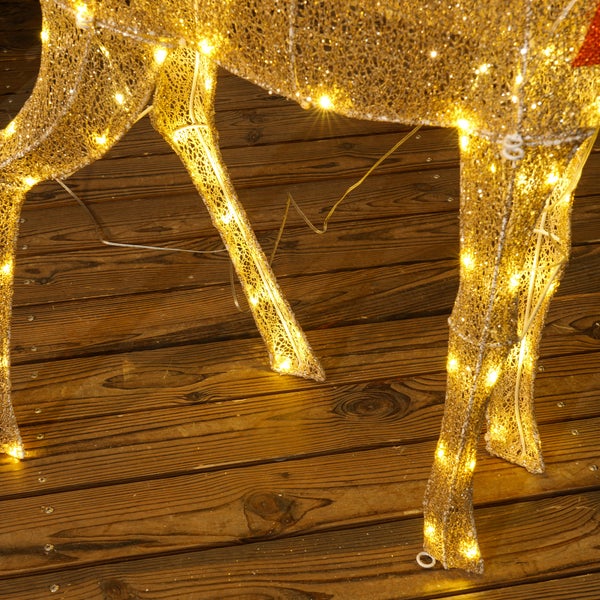 Detailansicht einer LED-Rentierfigur mit warmweißem Licht auf einem Holzdeck, Weihnachtsdekoration aus Drahtgeflecht.