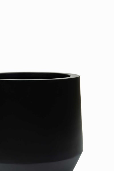 Detailansicht eines schwarzen Pflanzgefäßes mit matter Oberfläche.