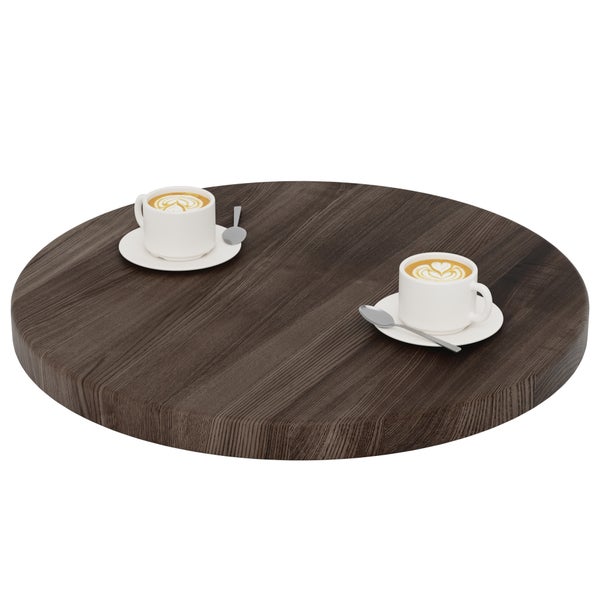 Runde Tischplatte aus dunklem Holz mit zwei Tassen Kaffee auf Untertassen und Löffeln.
