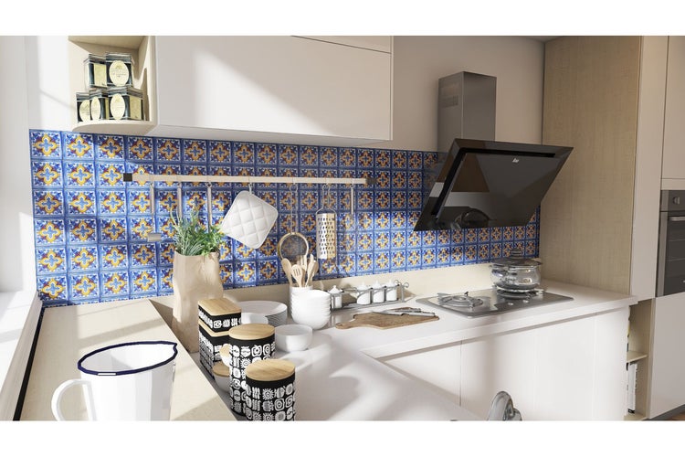 Küchenszene mit Fliesen, Dunstabzugshaube und Küchenutensilien