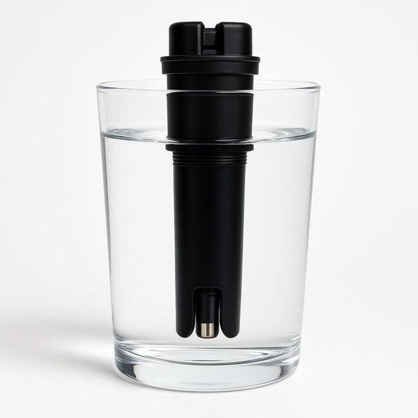 Schwarzer Wassersensor in einem Glas Wasser eingetaucht.