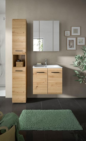 Modernes Badezimmermöbel-Set in Eichenoptik mit Hochschrank, wandhängendem Waschbeckenunterschrank mit zwei Schubladen und Spiegelschrank.