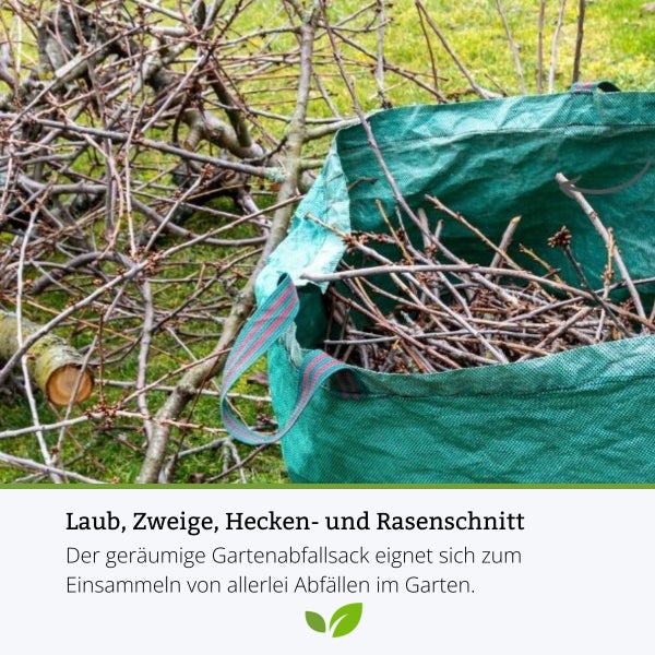 Gartenabfallsack gefüllt mit Zweigen und Baumschnitt für die Entsorgung von Gartenabfällen