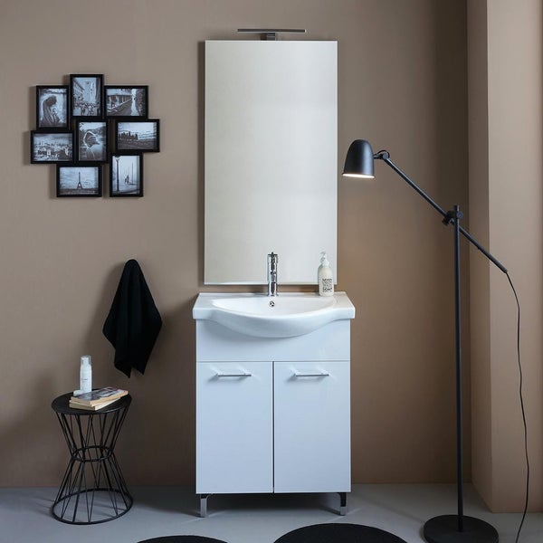 Badezimmer mit weißem Waschtischunterschrank, Spiegel, Lampe und Dekoration