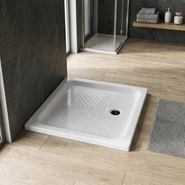 Quadratische weiße Duschwanne mit rutschhemmender Struktur in einem modernen Badezimmer mit Boden in Holzoptik und dunklen Fliesen.