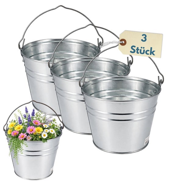 Drei Zinkeimer, einer mit Blumen bepflanzt, mit Anhänger