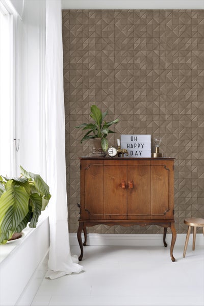 Innenraum mit brauner Tapete im geometrischen Design, Holzkommode, Zimmerpflanzen und weißem Vorhang