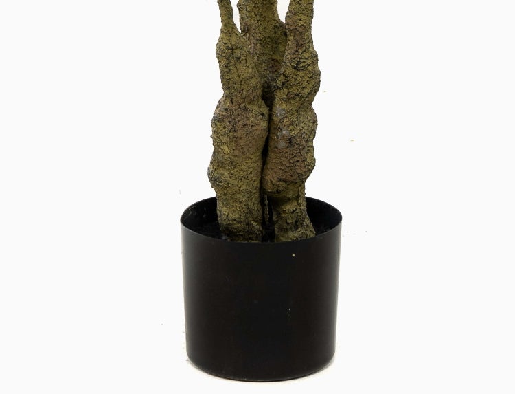 Künstlicher Pflanzenstamm mit strukturierter Oberfläche in einem schwarzen Kunststofftopf.