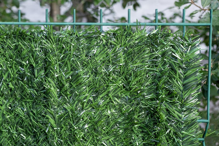 Blickdichtes Gartenzaun-Element mit grünen, künstlichen Nadeln