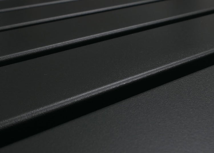 Nahaufnahme von parallelen, gerippten Metallplatten