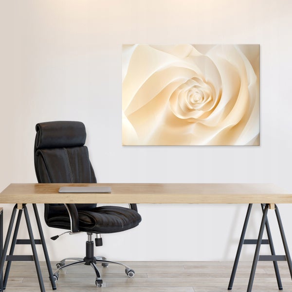 Moderne Büroeinrichtung mit Holztisch und schwarzem Bürostuhl sowie einem großen Wandbild mit einer abstrakten Rosenblüte als Motiv.
