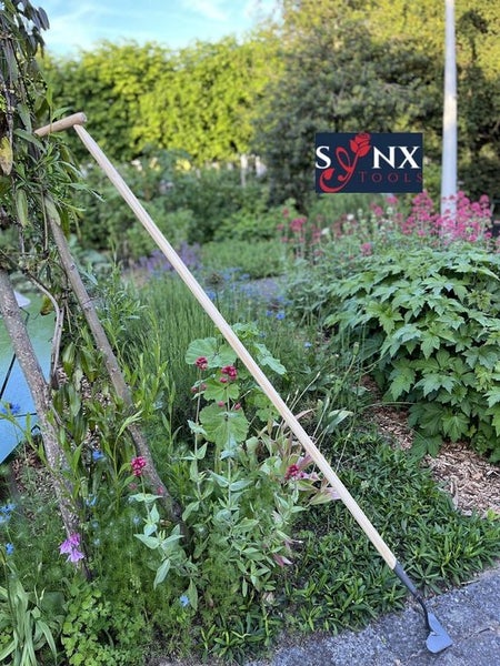 Gartenhacke mit Holzstiel im Garten