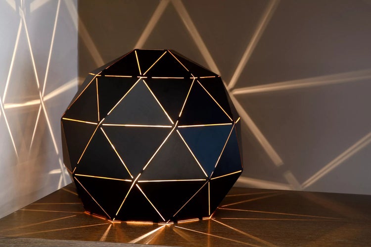 Dekorative Tischleuchte mit geometrischem Design für Innenräume