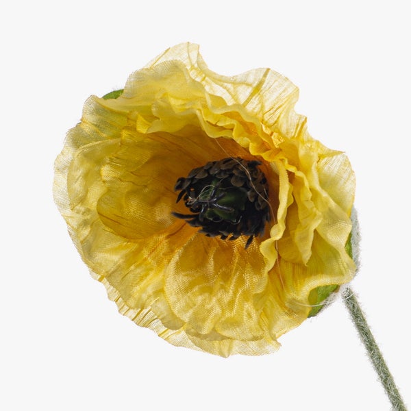 Künstliche gelbe Mohnblume aus Textilmaterial mit beflocktem grünem Stiel für Dekorationszwecke.