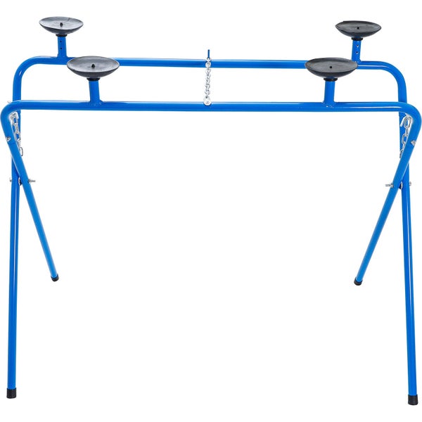 Lackierständer mit vier Auflagepunkten und Kette.