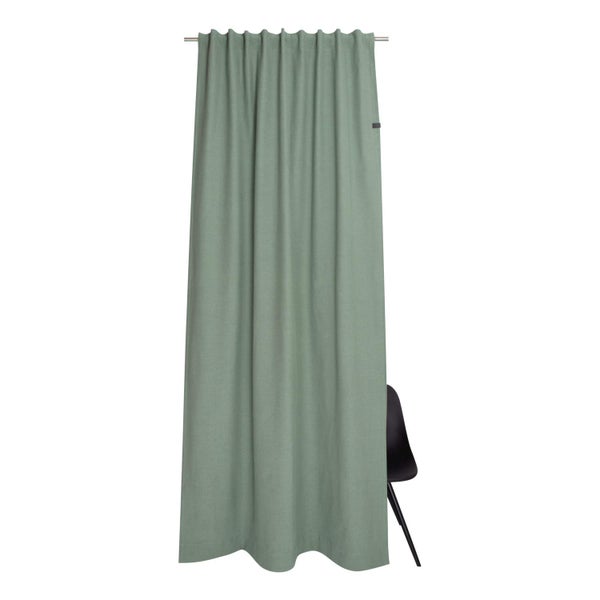 Gardine am Fenster mit Faltenbandaufhängung