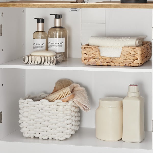 Badezimmerschrank mit Seife, Lotionen, Bürste und Handtüchern