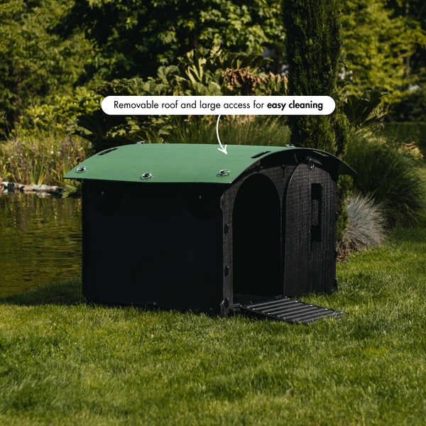 Kleintierhaus im Garten am Teich mit grünem Dach und abnehmbarer Rückwand zur einfachen Reinigung.