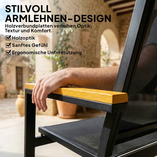 Nahaufnahme eines Gartenstuhls mit Metallgestell und ergonomischer Armlehne in Holzoptik, auf der ein Arm ruht.
