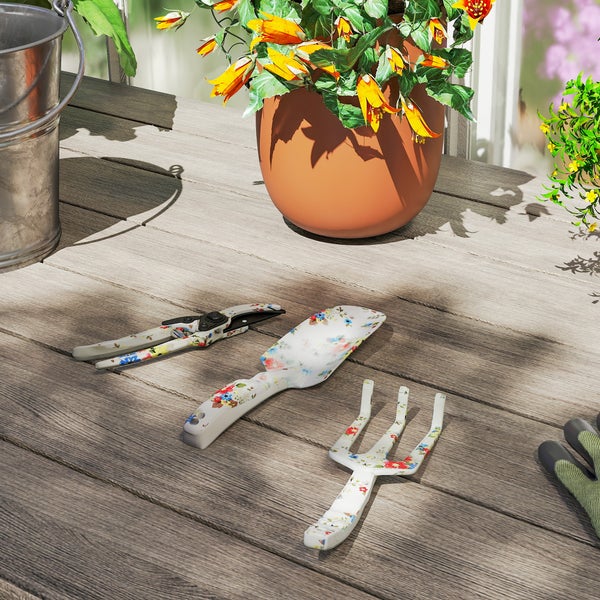 Gartengeräte-Set mit Blumendekor auf einer Holzterrasse