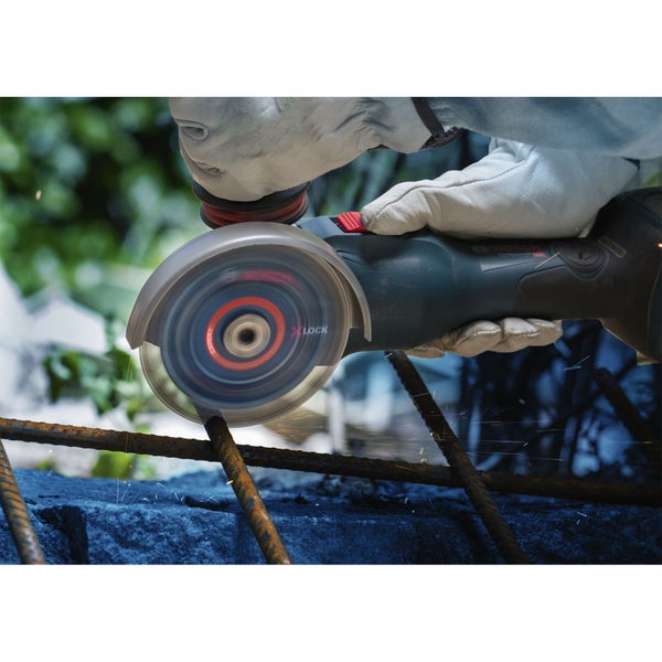 Metallgitter wird mit einem Winkelschleifer bearbeitet