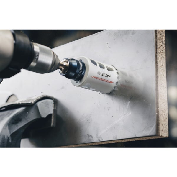Bohrmaschine mit Bosch Logo Lochsäge im Einsatz an Werkstück