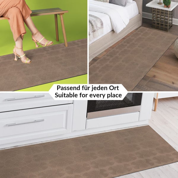Mehrfachansicht eines braunen Teppichs mit Kreismuster in verschiedenen Wohnbereichen.