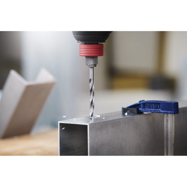 Metallbohrer bohrt in ein Metallstück