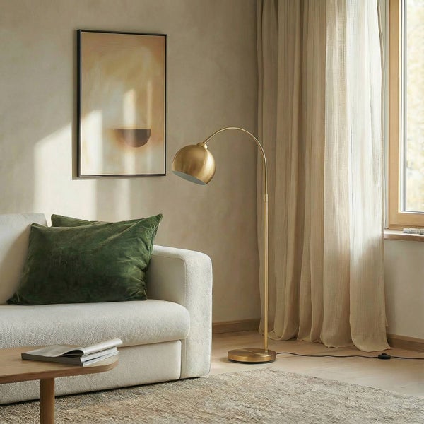 Wohnzimmer-Szene mit Sofa, Stehlampe und Dekoration