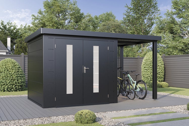Modernes Metallgerätehaus mit integriertem Schleppdach für Fahrräder, ausgestattet mit Doppeltüren und vertikalen Lichtausschnitten im Garten.