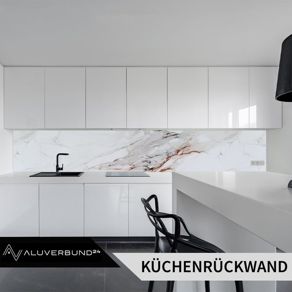 Moderne Küche mit weißer Küchenrückwand in Marmoroptik
