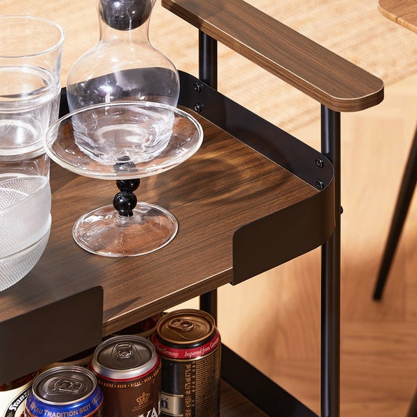 Detailansicht eines Servierwagens mit Getränken und Gläsern