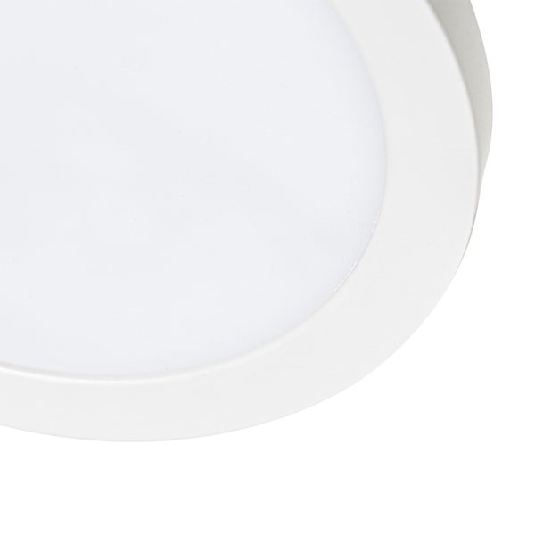 Weiße runde LED-Deckenleuchte mit flachem Diffusor.