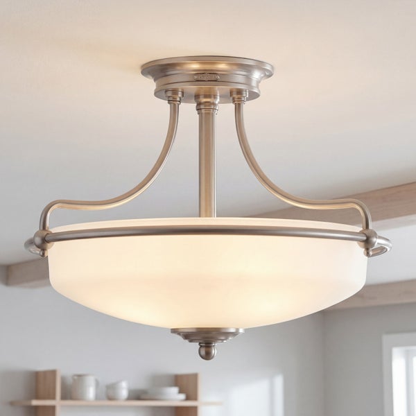 Halbbündige Deckenleuchte mit Metallgestell und schalenförmigem Schirm aus mattem Glas, eingeschaltet.