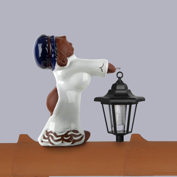 Firstfigur Motiv Frau mit Solarlaterne auf Firstziegel aus Keramik für die Dachgestaltung.