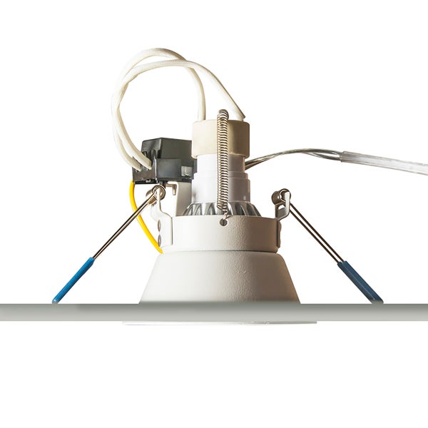 Einbau-Spot mit Federn zur Befestigung und sichtbarer Verkabelung für die Deckenmontage.